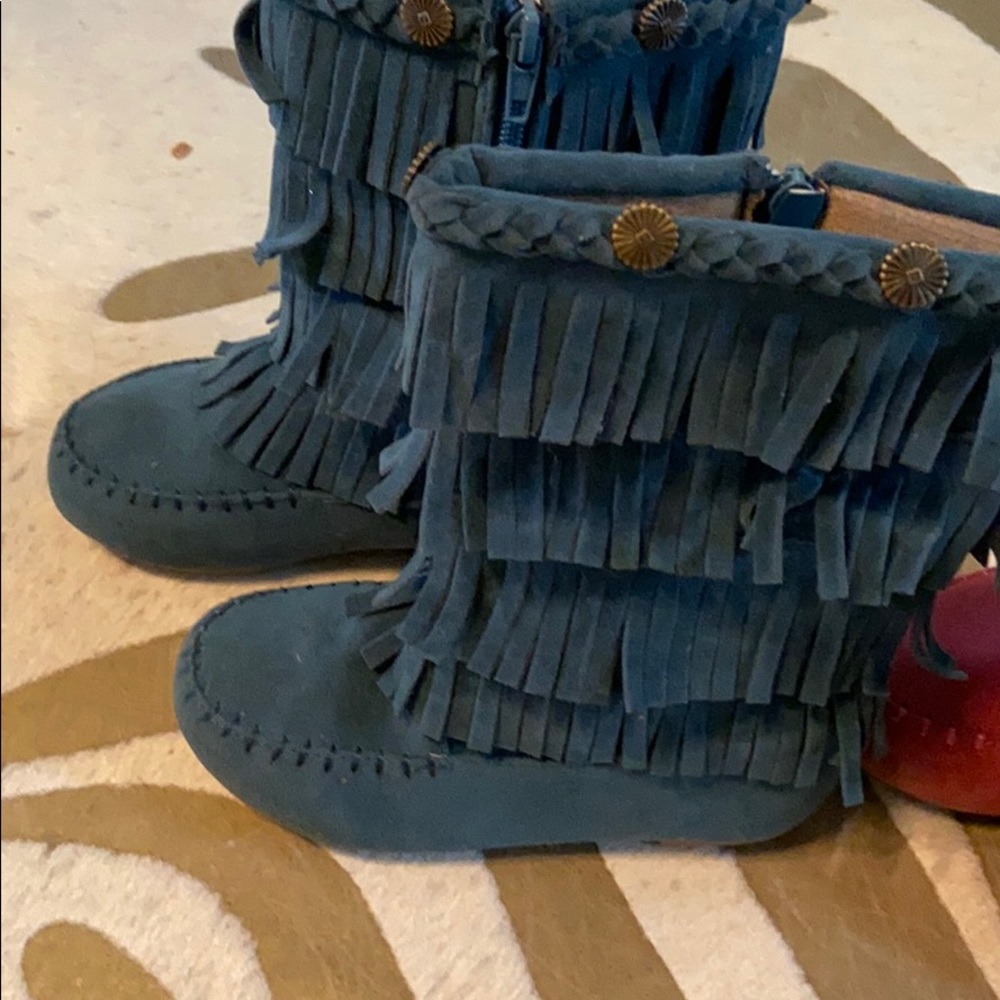 Fringe kid boot